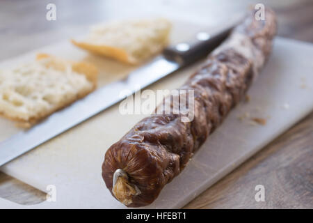 Remplissage avec le salami pain plat Banque D'Images