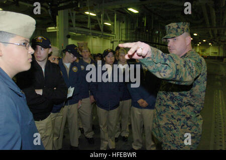 Les cadets du NJROTC de l’école secondaire Rialto sont informés des opérations de fret de combat à bord de l’USS Peleliu (LHA 5) au cours d’une période de route d’une semaine au large de la Californie du Sud. Banque D'Images