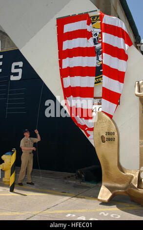 050408-N-7615S-021 San Diego, Californie (avr. 8, 2005) - Commande Master Chief Michael Keck dévoile le nouveau logo de la commande "matraques" d'hélicoptères de combat de la mer deux Escadron Un (HSC-21). 11 e Escadron de soutien au combat d'hélicoptères (SC-11) fut remis à la HSC-21 lors d'une cérémonie organisée à bord de Naval Air Station North Island le 1 avril, 2005. La "matraques" fly Le Seahawk MH-60S et l'UH-3H hélicoptères Sea King. U.S. Navy photo by Photographer's Mate 3 Classe Danielle M. Sosa (libéré) US Navy 050408-N-7615S-021 Command Master Chief Michael Keck dévoile le nouveau logo de la commande Blackj Banque D'Images