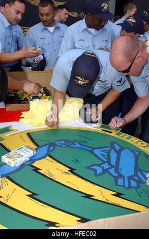 050408-N-7615S-044 San Diego, Californie (avr. 8, 2005) - Les Marins préalablement affecté à l'Escadron de soutien au combat d'Hélicoptère onze (SC-11), signer l'ancien HC-11 insigne de l'escadron après avoir été remis en service comme le "matraques" d'hélicoptères de combat de la mer deux Escadron Un (HSC-21). La "matraques" fly Le Seahawk MH-60S et l'UH-3H hélicoptères Sea King. U.S. Navy photo by Photographer's Mate 3 Classe Danielle M. Sosa (libéré) US Navy 050408-N-7615S-044 marins déjà été affecté à l'Escadron de soutien au combat d'Hélicoptère onze (SC-11), signer l'ancien HC-11 insigne de l'escadron après avoir été remis en service Banque D'Images