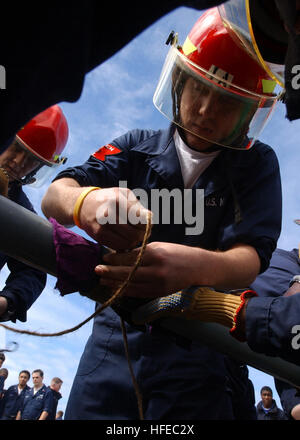 050412-N-6363M-003 de l'Océan Atlantique (12 avril 2005) - Un marin affecté à réparer le casier 1A encapsule un trou d'air avec le tuyau-marline lors de la correction du contrôle des avaries tenue à bord du porte-avions de classe Nimitz USS Harry S. Truman (CVN 75). Chacun de Truman de casiers de réparation a participé à plusieurs événements pour déterminer quel était le meilleur casier réparation des meilleurs à bord du navire. Le Harry S. Truman Strike Group a récemment remis ses responsabilités dans le golfe Persique pour le groupe aéronaval du Carl Vinson, après près de quatre mois sur la station s Banque D'Images