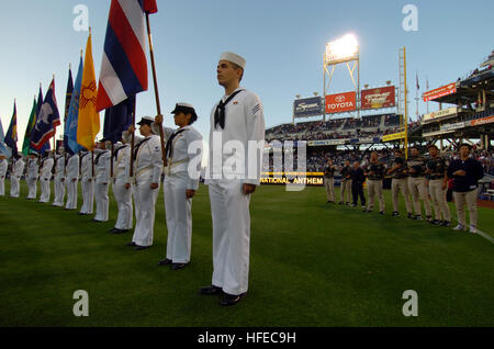 050420-N-8977G-009 San Diego, Californie (20 avril 2005) Ð les marins de la Marine américaine au garde à vous pendant que l'hymne national est chanté pendant la journée de reconnaissance militaire au Petco Park, home à San Diego Padres. Les aumôniers militaires d'honneur chaque année en portant des tenues de camouflage durant la journée de reconnaissance militaire. U.S. Navy photo by PhotographerÕs Mate 2e classe Johansen Laurel (libéré) US Navy 050420-N-8977G-009 marins de la Marine américaine au garde à vous pendant que l'hymne national est chanté pendant la journée de reconnaissance militaire au Petco Park, home à San Diego Padres Banque D'Images