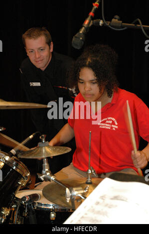 050426-N-7975R-002 Downingtown, Pennsylvanie (26 avril 2005) Ð 3e classe musicien Ryan Bennett un batteur pour la Marine l'île de SoundÓ ÒRhode Rock Bank reçoit une leçon de tambour Teal Knight, un cadre supérieur dans l'Downingtown High School Band. L'île de ÒRhode SoundÓ a diverti l'élèves au cours d'une visite à l'école comme PhiladelphiaÕs ÒNavy WeekÓ de célébration. U.S. Navy photo by PhotographerÕs Mate 1re classe Matthieu L. Romano (libéré) US Navy 050426-N-7975R-002 3e classe musicien Ryan Bennett un batteur pour la Marine Rock Bank Rhode Island Sound reçoit une leçon de tambour, un chevalier bleu sarcelle Banque D'Images