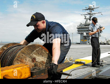 050523-N-0499M-010 Everett, Washington (23 mai 2005) - Deux compagnons de Boatswain's Aviation travaillent ensemble pour établir une rétractation de câble dans l'un des quatre catapultes à vapeur à bord du porte-avions de classe Nimitz USS ABRAHAM LINCOLN (CVN 72). Lincoln est actuellement l'objet d'une période de disponibilité d'entretien planifié pendant les escales, Everett, Washington, U.S. Navy photo by Photographer's Mate 3 Classe James R. McGury (libéré) US Navy 050523-N-0499M-010 deux compagnons de Boatswain's Aviation travaillent ensemble pour établir une rétractation de câble dans l'un des quatre catapultes à vapeur à bord du porte-avions de classe Nimitz USS Ab Banque D'Images