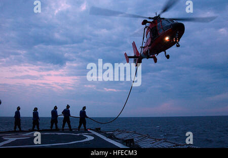 050504-C-3721C-345 la Nouvelle Orléans, Louisiane (4 mai 2005) - les membres d'équipage stationnés à bord du garde-côte américain Valiant (WMEC 621), adopter une conduite de carburant à un équipage de l'hélicoptère Dauphin HH-65 lors d'un exercice d'entraînement dans le golfe du Mexique. En plus d'exercices de ravitaillement en vol, les équipages ont également procédé à dispositif de retenue et divers autres exercices. U.S. Coast Guard photo de Maître de 3e classe NyxoLyno Cangemi (libéré) US Navy 050504-C-3721C-345 de l'équipage en poste à bord du garde-côte américain Valiant (WMEC 621), adopter une conduite de carburant à un équipage de l'hélicoptère Dauphin HH-65 au cours d'une formation e Banque D'Images