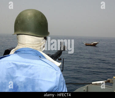 050510-N-9693B-006 Golfe d'Oman (10 mai 2005) - Un marin à bord du navire de la marine pakistanaise (PNS) Tariq (DDG 181) veille sur un dhow au cours d'une visite, un conseil, une perquisition et saisie (VBSS) dans le golfe d'Oman. TariqÕs missions VBSS appuyer les opérations de sécurité maritime (ASM) dans le golfe d'Oman, sous la direction du commandant, Task Force (CTF) 150. Photo de la Marine américaine par le journaliste 2e classe Sarah Bibbs (libéré) US Navy 050510-N-9693B-006 un marin à bord du navire de la marine pakistanaise (PNS) Tariq (DDG 181) veille sur un dhow au cours d'une visite, un conseil, une perquisition et saisie (VBSS) dans le golfe d'Oman Banque D'Images