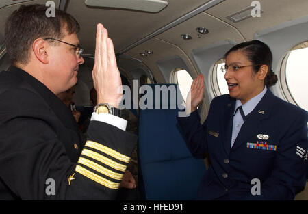 050420-N-6997B-002 Misawa, le Japon (20 avril 2005) Ð Commandant, Naval Air Facility Misawa, Capt Wayne Radloff, reenlists Senior U.S. Air Force Airman Abigail Foster, affecté à la 35e Escadron de soutien de mission, tout en volant à bord d'un avion C-12 Huron. U.S. Navy photo by Photographer's Mate 2e classe Keith Bryska (libéré) US Navy 050420-N-6997B-002 Commandant, Naval Air Facility Misawa, Capt Wayne Radloff, reenlists Senior U.S. Air Force Airman Abigail Foster, affecté à la 35e Escadron de soutien de mission, tout en volant à bord d'un C-12 Hur Banque D'Images