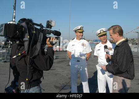 050527-N-7695R-003 New York (27 mai 2005) Ð News Anchor et coprésentateur de Fox et ses amis, Steve Doocey interviews de la direction, le USS John F. Kennedy (CV 67), le Capitaine Frank McCulloch, centre, et Patron Mini-Air, la Cmdr. Ronald Robinson sur l'envol du USS John F. Kennedy (CV 67). La Semaine de la flotte permet à la communauté de célébrer les sacrifices consentis par la U.S. Navy, Marine Corps, et de la Garde côtière en leur donnant l'occasion de visiter la ville et de l'expérience Apple ÒBig'sÓ l'hospitalité. U.S. Navy photo by PhotographerÕs Mate Airman Anthony Riddle (libéré) US Navy 050527-N-7695R-003 Banque D'Images