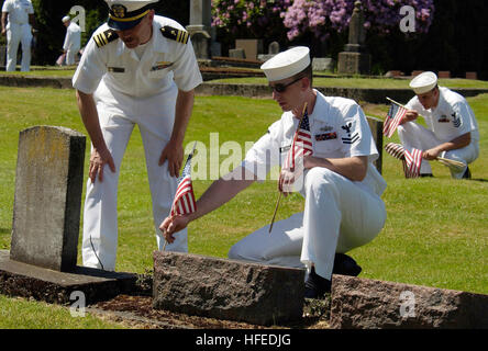 050527-N-6477M-320 Snohomish, Washington (27 mai 2005) - Station Navale Everett aumônier, le lieutenant Cmdr. John M. Hakanson et Génie Aide 2e classe Daniel N. Wood, placer un drapeau américain à la pierre tombale d'un ancien combattant à la Grande Armée de la République cimetière en Snohomish, Wash. marins affectés à Station Navale Everett et la classe Nimitz porte-avions USS ABRAHAM LINCOLN (CVN 72) visité le cimetière en hommage aux anciens combattants de tous les services ce week-end du Memorial Day. U.S Navy photo by Photographer's Mate 2e classe Eli J. Medellin (libéré) US Navy 050527-N-6477M-320 Station Navale Everett Aumônier, Banque D'Images