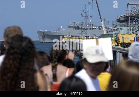 050606-N-9866B-002 Naval Station San Diego (6 juin 2005) Ð les familles et les amis des marins affectés à bord du navire de débarquement amphibie USS Duluth dock LPD (6) attendre patiemment que le navire tire à San Diego après un déploiement de six mois. Duluth est affecté à la groupe expéditionnaire Bonhomme Richard qui l'a aidé en relief pour les victimes du tsunami en Asie du sud-est et les opérations dans le golfe Persique. Photo de la Marine américaine par le journaliste 2e classe Zack Baddorf (libéré) US Navy 050606-N-9866B-002 Les familles et amis des marins affectés à bord du navire de débarquement amphibie USS Duluth dock LPD (6) wa Banque D'Images