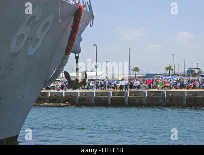 050606-N-1356A-022 San Diego, Californie (6 juin 2005) - Les familles et les amis attendent patiemment que le destroyer lance-missiles USS Milius (DDG 69) se rapproche de la jetée de Naval Station San Diego. Milius est attribuée à USS Bonhomme Richard Expeditionary Strike Group (ESG) et l'est de retour d'un service de six mois de déploiement à l'appui de la guerre globale contre le terrorisme U.S Navy photo par PhotographerÕs Mate 2e classe Charles E. Alvarado (libéré) US Navy 050606-N-1356A-022 Les familles et les amis attendent patiemment que le destroyer lance-missiles USS Milius (DDG 69) se rapproche de la jetée de Stat de la Marine Banque D'Images