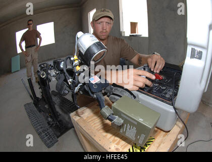 050614-N-5526M-001 Manama, Bahreïn (14 juin 2005) - quartier-maître de 1ère classe Samuel Crumbaugh Beach Haven, N.J., affecté à l'unité mobile de destruction des engins explosifs, huit (EODMU-8) Détachement 2, assure le bras rétractable du Talon 3B de l'unité du robot fonctionne correctement avant de l'envoyer lors d'une mission de formation à une gamme de formation de Bahreïn. Le Talon 3B robot est conçu pour la recherche et la destruction des engins explosifs improvisés (IED) ainsi que d'autres formes d'explosés présents en Iraq. U.S. Navy photo by Photographer's Mate 1re classe Robert R. McRill (libéré) US Navy 05 Banque D'Images