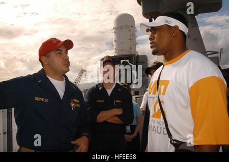 050212-N-4995T-057 Pearl Harbor, Hawaï (fév. 12, 2005) - Le secondeur Marcus Washington Redskins de Washington est à l'écoute le lieutenantj.g. Jeff Servellio au cours d'une visite de la croiseur lance-missiles USS Port Royal (CG 73) à bord de la station navale de Pearl Harbor, Hawaii. Visité Washington Pearl Harbour et Port Royal tandis qu'à Hawaii pour la Ligue nationale de football Pro Bowl. Le Pro Bowl, présentant les All-Stars de la Conférence nationale de football contre l'American Football Conference, sera joué pour la 26e année consécutive à l'Aloha Stadium d'Honolulu, Hawaii. Photo de la Marine américaine par les photographes Mate 3r Banque D'Images