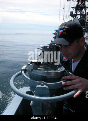 040609-N-2893B-001 Mer Baltique (Jun. 9, 2004) - 3ème classe Technicien en électronique Darrell Crawford passe un moment sur l'aileron de passerelle tribord un roulement se "tirer" sur un compas gyroscopique répéteur pour déterminer la direction du navire alors qu'il visite la frégate de la marine russe Neustrashimy (F 712). Maître de Crawford, affecté à l'croiseur lance-missiles USS San Jacinto (CG 56), a passé une journée à bord du navire russe au cours des opérations de la Baltique 2004. La 32e assemblée annuelle BALTOPS a commencé ses cours partie 7 juin, lorsque 39 navires provenant de 13 pays d'Gdynia, Pologne. Forces maritime, aérienne et terrestre sera le prac Banque D'Images