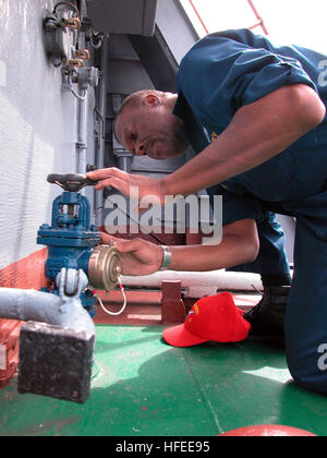 040609-N-2893B-002 Mer Baltique (Jun. 9, 2004) - Chef principal dommage Controlman Bridgeforth William examine un fireplug et autres équipements de protection incendie sur le pont de la frégate de la marine russe Neustrashimy (F 712). Le Bridgeforth, affecté à l'croiseur lance-missiles USS San Jacinto (CG 56), a passé une journée à bord du navire russe au cours des opérations de la Baltique 2004. La 32e assemblée annuelle BALTOPS a commencé ses cours partie 7 juin, lorsque 39 navires provenant de 13 pays d'Gdynia, Pologne. La mer, l'air et les forces terrestres vont s'entraîner à la guerre de surface et de la défense aérienne des exercices de tir, reple Banque D'Images