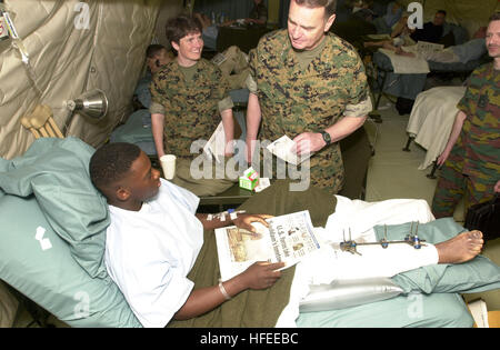 030416-N-7438S-014 Naval Station Rota, Espagne (16 avril 2003) Ð Marine Corps, le général James Jones, Commandant, U.S. European Command, visites avec un marin blessé à la base navale de la flotte de huit hôpitaux Rota (FH-8). L'hôpital a été construit spécifiquement pour traiter les blessés au combat personnel du service des opérations Iraqi Freedom et Enduring Freedom. U.S. Navy photo de journaliste en chef Dan Smithyman. (Libéré) US Navy 030416-N-7438S-014 Marine Corps, le général James Jones, Commandant, U.S. European Command, visites avec un marin blessé à la base navale de la flotte de huit hôpitaux Rota (FH-8) Banque D'Images