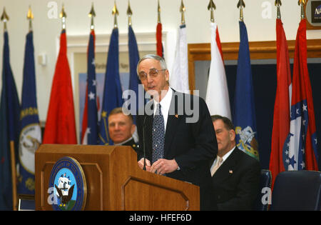 030123-N-2620F-032 Navy Yard Washington, D.C. (janv. 23, 2003) -- Gordon R. England, Secrétaire de la Marine (SECNAV) prend la parole lors d'une cérémonie organisée en son honneur au Washington Navy Yard. Le SECNAV a officiellement démissionné de ce poste aujourd'hui pour devenir le Sous-secrétaire du département de la sécurité intérieure. Dans ses commentaires, l'Angleterre a exprimé son engagement et son dévouement envers les marins et soldats qui ont servi sous son commandement. Il avait occupé le SECNAV depuis qu'il a prêté serment le 24 mai 2001. L'Angleterre prendra ses fonctions en attendant une prochaine audience de confirmation du Sénat. U.S. Navy photo by Pho Banque D'Images