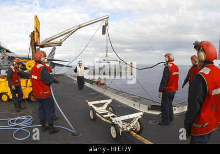 030126-N-1810F-004 en mer à bord de l'USS Kitty Hawk (CV 63) 26 janvier 2003 -- Ordnancemen Aviation ascenseur une ÒSea SparrowÓ AIM-7 missile guidé au poste de pilotage à partir d'une zone de stockage sous le pont. Kitty Hawk est l'NavyÕs définitivement seulement l'avant-porte-avions déployés et est homeported à Yokosuka, Japon. U.S. Navy photo by PhotographerÕs Mate 3 classe Todd Frantom s. (Libéré) US Navy 030126-N-1810F-004 soulever un Ordnancemen Aviation OBJECTIF-7 Banque D'Images