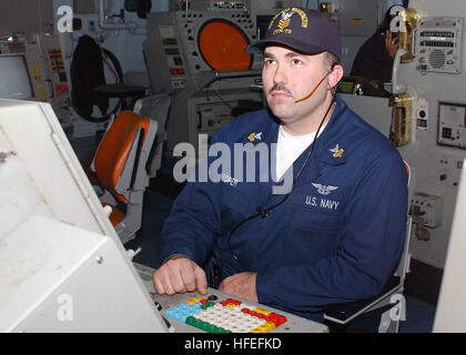 Le contrôleur de la circulation aérienne surveille les aéronefs entrants et sortants sur radar à bord de l'USS George Washington (CVN 73) pendant la qualification des transporteurs dans l'océan Atlantique. Banque D'Images