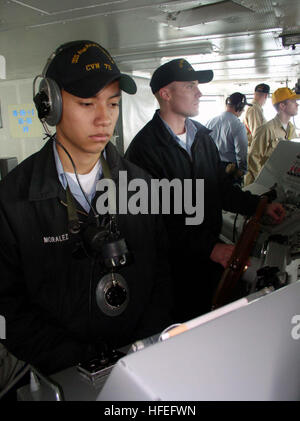 Les marins à bord de l'USS Abraham Lincoln (CVN 72) montent la montre dans la Pilot House pour maintenir le cap et la vitesse. Le navire et le Carrier Air Wing Fourteen (CVW-14) mènent des opérations de soutien à l'opération Southern Watch dans le golfe Persique. Banque D'Images