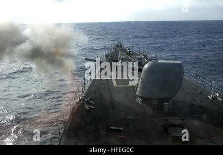 030224-N-4649C-001 en mer à bord du USS O'Bannon (DD 987) - Un calibre 51 MK 45 feux d'armes à feu lors d'une ronde de surface à surface d'exercice de tir à bord du destroyer de classe Spruance USS O'Bannon (DD 987). Le navire participe à UNITAS 44-03, un exercice naval multinational organisé par Commander, U.S. Naval Forces Southern Command. UNITAS est le plus grand exercice maritime multinational dans l'hémisphère occidental et est conçue pour développer et accroître la coalition de l'interopérabilité entre les forces navales de la région. U.S. Navy photo by Photographer's Mate 2e classe Chantel M. Chapman. (US Navy) PARUTION 0 Banque D'Images