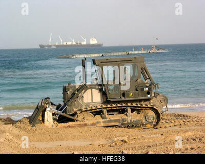 030227-N-1050K-143 Patriot Camp, le Koweït (fév. 27, 2003) -- 3e classe de l'opérateur d'équipement Lopez affecté à la construction d'un bataillon amphibie (ACB-1) homebased à Coronado, Californie, prépare le débarquement amphibie pour la plage. ACB-1 est déployée au Koweït dans le cadre de l'opération Enduring Freedom. U.S. Navy photo de 1ère classe journaliste Joseph Krypel. (Libéré) US Navy 030227-N-1050K-143 le Seabee plage pour préparer les engins de débarquement amphibie Banque D'Images