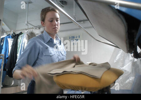 030301-N-5362F-001 Golfe Arabique (Mar. 01, 2003) -- Un membre de la rue Julie de Spirit Lake, New York, presses accessoires d'uniformes dans les services de blanchisserie du navire à bord du porte-avions USS ABRAHAM LINCOLN (CVN 72). Lincoln et Carrier Air Wing quatorze (CVW-14) sont en train de mener des opérations à l'appui de l'opération Southern Watch. U.S. Navy photo by Photographer's Mate Airman Bernardo Fuller. (Libéré) US Navy 030301-N-5362F-001 de blanchisserie en mer Banque D'Images
