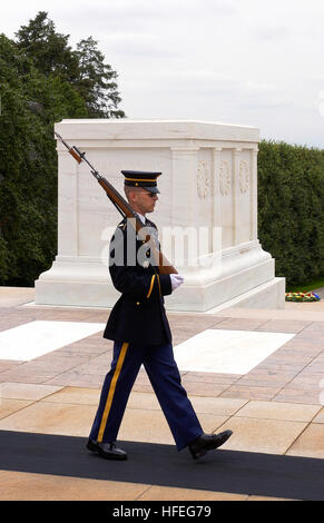 030616-N-9593R-004 Arlington, Va. (Juin 16, 2003) -- Le Tombeau des inconnues au Arlington National Cemetery, également connu sous le nom de la Tombe du Soldat inconnu, se lève sur une colline avec vue sur Washington, D.C. le 4 mars 1921, le Congrès a approuvé l'enterrement d'un soldat américain de la Première Guerre mondiale sur la place du nouveau Memorial Amphitheater. Sculpté dans le panneau de l'Est, qui fait face à Washington, D.C., a trois chiffres grecs représentant la paix, la victoire, et de la valeur. Inscrit sur l'arrière de la tombe sont les mots : ÒHere repose dans l'honneur gloire un soldat américain connu mais à Dieu.Ó Wes Banque D'Images