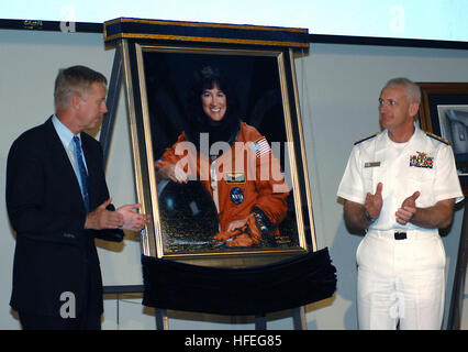 Le National Naval Medical Center dévoile le portrait d'un astronaute au Laurel Clark Memorial Auditorium. La cérémonie honore l'astronaute qui a péri à bord de la navette spatiale Columbia. Banque D'Images