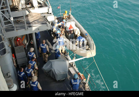 030317-N-4655M-003 Le Golfe Persique (Mar. 17, 2003) -- Les marins du navire affecté à des opérations d'interdiction maritime (M I O) préparer l'équipe de quitter le croiseur lance-missiles USS Bunker Hill (CG 52) pour le transport vers le navire logistique polonais ORP Czernicki, pendant une longue évolution formation multinationale. Bunker Hill est actuellement de l'avant déployé dans la région du Golfe la conduite de missions à l'appui des sanctions de l'ONU contre l'Iraq, et d'autres tâches à l'appui de l'opération Enduring Freedom. U.S. Navy photo by Photographer's Mate 2e classe Richard Moore. (Libéré) US Navy 030317-N-4655M-003 Mari Banque D'Images