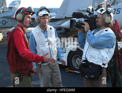 030317-N-6817C-002 le golfe Persique (Mar. 17, 2003) -- Une Ordnanceman Aviation est interviewé par la British Broadcasting Corporation (BBC) sur les capacités de missiles et de bombes préparées pour des avions d'air sur le pont du porte-avions USS ABRAHAM LINCOLN (CVN 72). Lincoln et Carrier Air Wing quatorze (CVW-14) mènent des opérations de vol dans la région du Golfe à l'appui de l'opération Southern Watch. U.S. Navy photo by PhotographerÕs Mate 3 classe Tyler Clements. (Libéré) US Navy 030317-N-6817C-002 de l'Aviation une Ordnanceman est interviewé par les Britanniques Enguise Banque D'Images