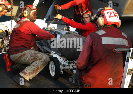 030317-N-6817C-004 le golfe Persique (Mar. 17, 2003) - L'Aviation- Ordnancemen charger un Joint Direct Attack Munition (JDAM) sur l'un de l'aile droite des pylônes électriques appartenant à un F/A-18E Super Hornet, sur le pont du porte-avions USS ABRAHAM LINCOLN (CVN 72). Lincoln et Carrier Air Wing quatorze (14) ont entrepris de CVW les vols dans la région du Golfe à l'appui de l'opération Southern Watch. U.S. Navy photo by PhotographerÕs Mate 3 classe Tyler Clements. (Libéré) US Navy 030317-N-6817C-004 charger une Ordnancemen Aviation Joint Direct Attack Munition (JDAM) sur l'un des starboa Banque D'Images