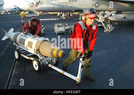 030317-N-9593M-026 Le Golfe Persique (Mar. 17, 2003) - L'Aviation- Ordnancemen propose un Joint Direct Attack Munition (JDAM) à travers le pont d'envol du porte-avions USS ABRAHAM LINCOLN (CVN 72) lors d'une pause dans les opérations aériennes. Lincoln et Carrier Air Wing quatorze (CVW-14) sont des opérations de combat dans le cadre de l'opération Southern Watch. U.S. Navy photo by Photographer's Mate 3 classe Philip un McDaniel. (Libéré) US Navy 030317-N-9593M-026 Ordnancemen Aviation déplacer un Joint Direct Attack Munition (JDAM) à travers le pont d'envol du porte-avions USS ABRAHAM LINCOLN (CVN 7 Banque D'Images