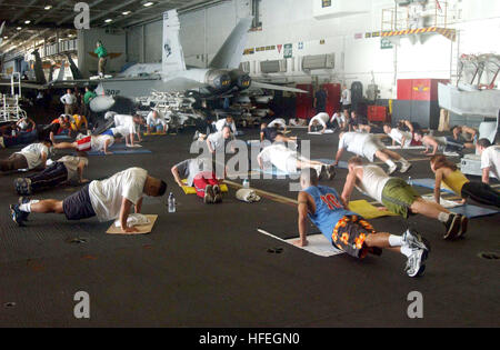 030317-N-9403F-001 Le Golfe Persique (Mar. 17, 2003) -- Les marins participent à un entraînement dirigé par le shipÕs des explosifs et des munitions (NEM) équipe dans le hangar Bay à bord du porte-avions USS ABRAHAM LINCOLN (CVN 72). Alors que tout le monde à bord est invité à assister à une heure , l'exercice renforce et conditions marins pour la physique exigeant exigences de l'EOD. Lincoln et Carrier Air Wing quatorze (14) sont CVW des opérations de combat dans le cadre de l'opération Southern Watch. U.S. Navy photo by Photographer's Mate Airman Jason Frost. (Libéré) US Navy 030317-N-9403F-001 marins Banque D'Images