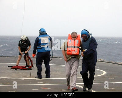 030624-D-0000X-002 de la mer d'Oman (Juin 24, 2003) Ð Un équipage sauvé de la cargo égyptien MV Green Glory est escorté à travers l'envol du shipÕs la British Royal NavyÕs landing ship logistic DEMANDES Sir Tristram (L 3505) pour un traitement médical, et un repas chaud. Photo du DOD. (Libéré) US Navy 030624-D-0000X-002 a sauvé l'équipage du cargo égyptien MV Green Glory est escorté à travers le navire  % %5Ersquo,s'envol à bord de la Marine royale britannique  % %5Ersquo,s landing ship logistic RFA SIR Tristram (L 3505) f Banque D'Images