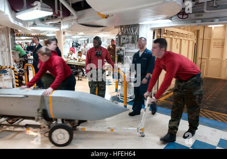 030322-N-7781D-046 La mer Méditerranée (mars 22, 2003) - L'Aviation- Ordnancemen explosées par le gâchis de transfert silos de pont en route vers l'envol du USS Harry S. Truman (CVN 75) pour utilisation dans des missions sur l'Irak. Truman est déployée dans le cadre de l'opération Iraqi Freedom. L'opération Iraqi Freedom est l'effort de la coalition pour libérer le peuple irakien, d'éliminer les armes de destruction massive de l'Iraq, et la fin du régime de Saddam Hussein. U.S. Navy photo by Photographer's Mate 2e classe Andrea Decanini. (Libéré) US Navy 030322-N-7781D Ordnancemen-046 ou de transfert de l'Aviation Banque D'Images