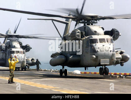 030423-N-5027S-004 en mer à bord du USS SAIPAN (LHA2) 23 avril 2003 -- Un maître de Manœuvre Aviation signale la lance d'un CH-53D Sea Stallion du shipÕs d'envol. Saipan est actuellement déployée dans le golfe d'effectuer des missions de combat dans le cadre de l'opération Iraqi Freedom. L'opération Iraqi Freedom est la coalition multinationale visant à libérer le peuple irakien, d'éliminer les armes de destruction massive de l'Iraq et de mettre fin au régime de Saddam Hussein. U.S. Navy photo by Photographer's Mate 3e classe Robert M. Schalk. (Libéré) US Navy 030423-N-5027S-004 de l'aviation un maître de Manœuvre sig Banque D'Images