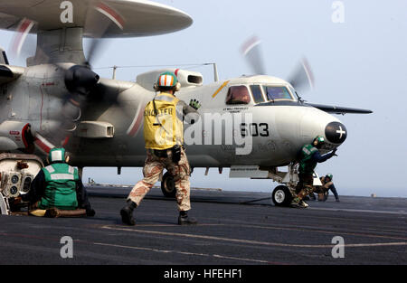 030326-N-0905V-001 Mer du Japon (Mar. 26, 2003) -- UN 'Shooter' des signaux au pilote d'un E-2C Hawkeye affecté à l' 'Golden Hawks de l'Escadron aéroporté de détection lointaine de l'opérateur l'un l'un deux (VFF-112) pour se préparer à lancer à partir de l'un des quatre catapultes à vapeur sur le pont du USS Carl Vinson (CVN 70). Carl Vinson et Carrier Air Wing onze (CVW-11) participent à l'exercice Foal Eagle, un rapport conjoint annuel combiné et exercice d'entraînement sur le terrain entre les États-Unis et la République de Corée forces armées. L'exercice est conçu pour renforcer les relations et à améliorer l'interopérabilité entre bo Banque D'Images