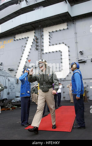 030328-N-4953E-007 La mer Méditerranée (mars 28, 2003) -- Le Vice-amiral Scott A. Fry, commandant de la sixième flotte américaine quitte l'USS Harry S. Truman (CVN 75) par Sideboys sur le pont d'envol du navire. Truman et Carrier Air Wing 3 (CVW-3) sont en ce moment sur un déploiement de six mois dans le cadre de l'opération Iraqi Freedom. L'opération Iraqi Freedom est la coalition multinationale visant à libérer le peuple irakien, d'éliminer les armes de destruction massive de l'Iraq, et la fin du régime de Saddam Hussein. U.S. Navy photo by Photographer's Mate 3 Classe Danny Ewing Jr (libéré) US Navy 030328-N-4953E-007 Vi Banque D'Images