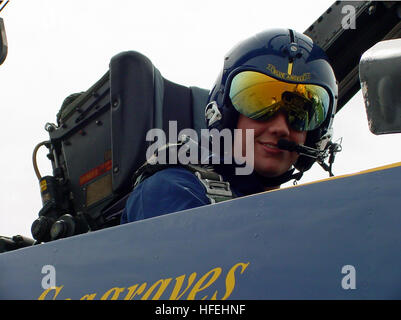 030326-N-6270R-044 Huntsville, Ala. (Mar. 26, 2003) -- La Marine a parrainé la NASCAR Craftsman Truck series driver Jon Wood, s'est de son expérience de la conduite à un nouveau niveau entier pendant un tour avec les Blue Angels de la marine de l'équipe de démonstration de vol d'élite, à l'Air Show de Huntsville. Les Blue Angels de la Marine est l'outil de recrutement haut, attirant des foules par milliers lors de spectacles aériens à travers le pays. U.S. Navy photo de 1ère classe journaliste Mark A. Rankin. (Libéré) US Navy 030326-N-6270R-044 La Marine a parrainé la NASCAR Craftsman Truck series driver Jon Wood, s'est de son expérience de la conduite d'un tout nouveau le Banque D'Images