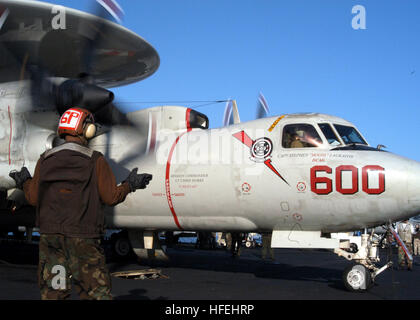 030331-N-4154B-504 La mer Méditerranée (mars 31, 2003) -- l'Aviateur Ray marin affecté à l'ÒBear AcesÓ Système aéroporté de détection lointaine de l'opérateur d'un escadron de quatre (deux signaux VAW-124) l'équipage pendant le démarrage à un E-2C Hawkeye sur le pont d'envol du USS Theodore Roosevelt (CVN 71). Roosevelt et Carrier Air Wing 8 (CVW-8) sont déployés dans le cadre de l'opération Iraqi Freedom, l'effort de la coalition pour libérer le peuple irakien, éliminer les IraqÕs les armes de destruction massive, et la fin du régime de Saddam Hussein. U.S. Navy photo by Photographer's Mate 3 Classe Matthieu Bash. (R Banque D'Images