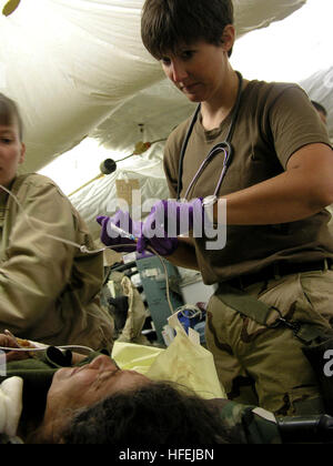 030414-N-0728B-002 de la zone de responsabilité du Commandement central (avr. 14, 2003) -- L'Étoile Jill Skeet de Williamsburg, Kan., administre les médicaments contre la douleur d'une femme irakienne non identifiés qui sont arrivés en Hôpital ThreeÕs (FH-3) Casualty pièce de réception avec une blessure par balle. FH-3 le personnel a vu plus de 500 patients et a mené plus de 280 interventions chirurgicales, puisque la construction du NavyÕs première installation médicale expéditionnaire dans une zone de combat et de voir leur premier patient le 1er avril. FH-3agir de capacités chirurgicales rang de l'oreille, du nez et de la gorge et à l'orthopédie et de chirurgie de neurones, Ophtalmologie Banque D'Images