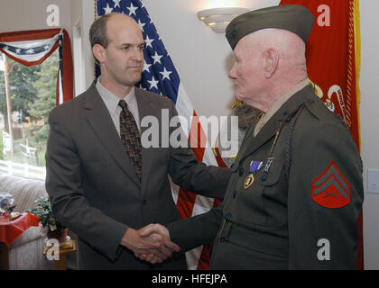 030421-N-6901G-004 Coupeville, Washington (avr. 21, 2003) -- Le député Rick Larsen secoue la main de l'ancien combattant de la Seconde Guerre mondiale Le Cpl. John Wright qui a reçu la Purple Heart pour les blessures qu'il a reçu sur l'île de Saipan il y a 58 ans. Le Cpl. Wright prévoyait de faire une carrière dans le Corps des Marines lorsqu'il a rejoint dans les années 1940, cependant, l'agir de blessures reçues au combat mené à une difficile reprise de 18 mois et ne lui a pas permis de revenir au service actif. U.S. Navy photo by Photographer's Mate 2e classe Mike Larson. (Libéré) US Navy 030421-N-6901G-004 Le congressiste Rick Larsen secoue la main de Monde Banque D'Images