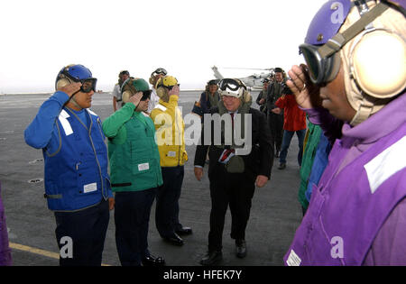 030506-N-7575W-001 Mer du Japon (6 mai 2003) -- L'ambassadeur américain au Japon, Howard H. Baker Jr., passe par le côté ÒrainbowÓ-garçons à son arrivée sur le pont d'envol du USS Kitty Hawk (CV 63). L'ambassadeur Baker est arrivé à remercier l'équipage pour leur service au nom du Président George Bush. Kitty Hawk et entrepris Carrier Air Wing 5 (CVW-5) a récemment collaboré avec les forces de la coalition dans le cadre de l'opération Iraqi Freedom. L'opération Iraqi Freedom est l'effort de la coalition pour libérer le peuple irakien, éliminer les IraqÕs les armes de destruction massive et de fin le régime de Sadda Banque D'Images