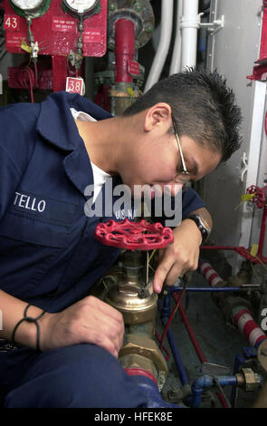 030506-N-1577S-002 le golfe Arabe (6 mai 2003) -- Fireman Erica Tello effectue la maintenance préventive et de contrôle de la corrosion sur une valve, sur une solution aqueuse de mousse AFFF) station pour éviter la corrosion sur les soupapes. USS Nimitz (CVN 68) Carrier Strike Force et Carrier Air Wing onze (CVW-11) sont déployées des missions dans le cadre de l'opération Iraqi Freedom. L'opération Iraqi Freedom est l'effort de la coalition pour libérer le peuple irakien, éliminer les IraqÕs les armes de destruction massive, et la fin du régime de Saddam Hussein. U.S. Navy photo by PhotographerÕs Mate Airman Ti Banque D'Images