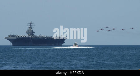 030516-N-1328C-505 en mer à bord du USS Theodore Roosevelt (CVN 71) 16 mai 2003 Ð Un groupe acrobatique de l'Espagne au cours de manœuvres aériennes avions USS Theodore Roosevelt (CVN 71), ancré au large de la côte de Carthagène, en Espagne. Roosevelt est actuellement en déploiement. U.S. Navy photo by Chef PhotographerÕs Mate Eric A. Clement. (Libéré) US Navy 030516-N-1328C-505 un groupe acrobatique de l'Espagne au cours de manœuvres aériennes avions USS Theodore Roosevelt (CVN 71), ancré au large de la côte de Carthagène, Espagne Banque D'Images