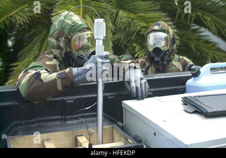 030508-N-7438S-003 Rota, Espagne (8 mai 2003) -- le chef de quartier-maître Bob Zimmerman, affecté à l'unité mobile de destruction des engins explosifs (8 EODMU-8) Rota, Espagne, attrape un instrument dans sa boîte à outils à utiliser dans le désarmement une simulation d'explosif de censées contenir un agent chimique. Les membres de son équipe se sont joints à leurs homologues espagnols, l'Unidad Especial Desactivado de Explosivos (U.E.D.E), lors de l'exercice Magre 03-1. L'exercice s'est joint à l'espagnol et américain pyrotechniciens pour vaincre un engin explosif contenant un agent chimique. U.S. Navy photo de journaliste en chef Dan Smithyman. (Libération Banque D'Images