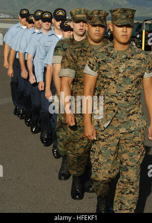 030514-N-5024R-001, Marine Corps Air Facility Kaneohe, Hawaii (14 mai 2003) -- les marins et les Marines américains stationnés à l'U.S. Marine Corps Air Facility mars Kaneohe ensemble lors d'une cérémonie au cours de laquelle les marins ont été avancés à la prochaine année d'une rémunération plus élevée. Les six marins présentés ici sont parmi les 24 823 qui ont avancé dans le cycle de mars 2003. U.S. Navy photo by Photographer's Mate 2e classe Johnnie R. Robbins. (Libéré) US Navy 030514-N-5024R-001 marins et Marines américains stationnés à la U.S. Marine Corps Air Facility mars Kaneohe ensemble lors d'une cérémonie au cours de laquelle les marins étaient advanc Banque D'Images