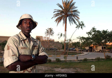 030524-N-5362A-011 Al Hillah, l'Iraq (24 mai 2003) - électricien de construction 3e classe Tamboura Murrell, se dresse en face de l'un des anciens palais de Saddam Hussein, qui donne sur les ruines de l'ancienne Babylone, qui fait maintenant partie de Babylone, Camp accueil aux Marines des États-Unis et de la Marine affecté à la 1ère Marine Expeditionary Force. U.S. Navy photo by Photographer's Mate 1re classe Arlo K. Abrahamson. (Libéré) US Navy 030524-N-5362A-011 électricien de construction 3e classe Tamboura Murrell, se dresse en face de l'un des anciens palais de Saddam Hussein, qui donne sur les ruines de l'ancienne Babylone, maintenant partie Banque D'Images