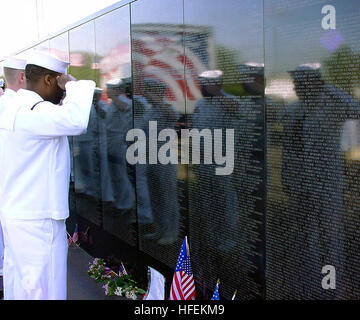 030527-N-0962S-001 New York, N.Y. (27 mai 2003) -- les marins de l'USS Oak Hill (LSD 51) rendre un dernier hommage au Vietnam avant l'expérience de mur mur a été emballé et expédié à Happague, N.Y. de marins de Oak Hill étaient en ville pour la Fleet Week 2003. Photo de la Marine américaine par le journaliste 2e classe Brandan Schulze. (Libéré) US Navy 030527-N-0962S-001 de marins de l'USS Oak Hill (LSD 51) rendre un dernier hommage au Vietnam avant l'expérience de mur mur a été emballé et expédié à Happague, N.Y Banque D'Images